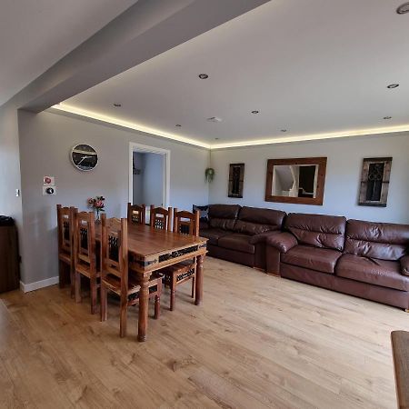 Crown Meadow - 4 Bedroom House - Heathrow - Excellentstays Colnbrook Eksteriør bilde