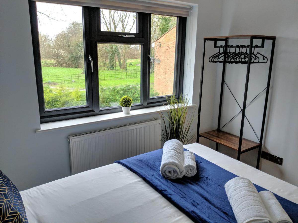 Crown Meadow - 4 Bedroom House - Heathrow - Excellentstays Colnbrook Eksteriør bilde