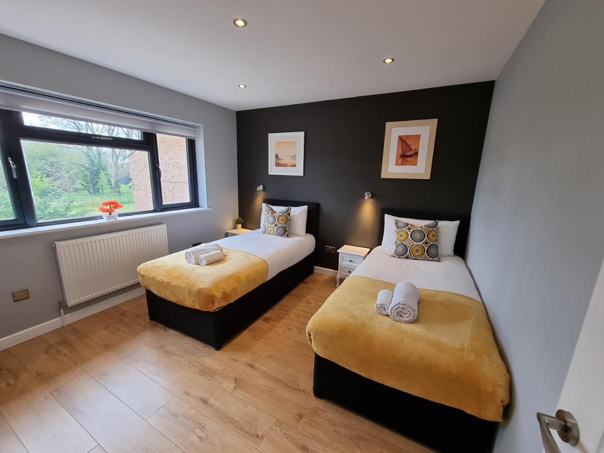 Crown Meadow - 4 Bedroom House - Heathrow - Excellentstays Colnbrook Eksteriør bilde