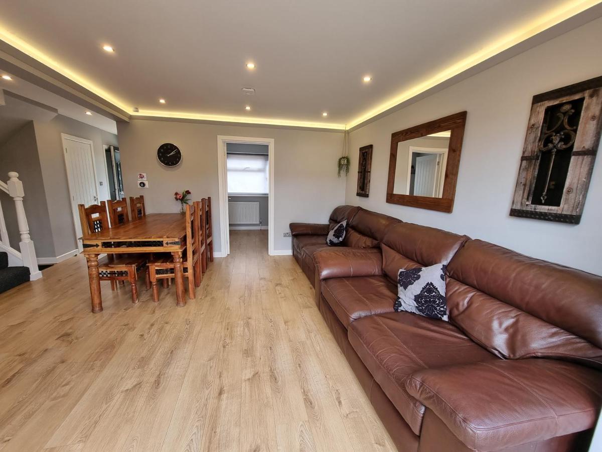 Crown Meadow - 4 Bedroom House - Heathrow - Excellentstays Colnbrook Eksteriør bilde