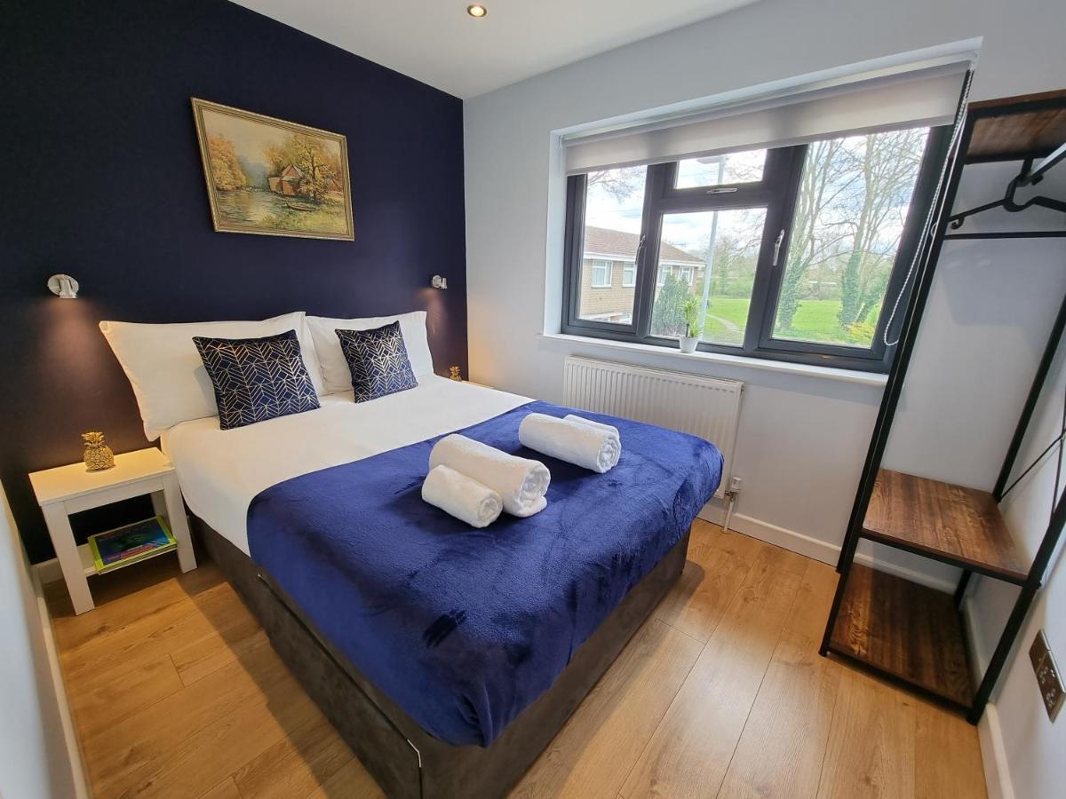 Crown Meadow - 4 Bedroom House - Heathrow - Excellentstays Colnbrook Eksteriør bilde