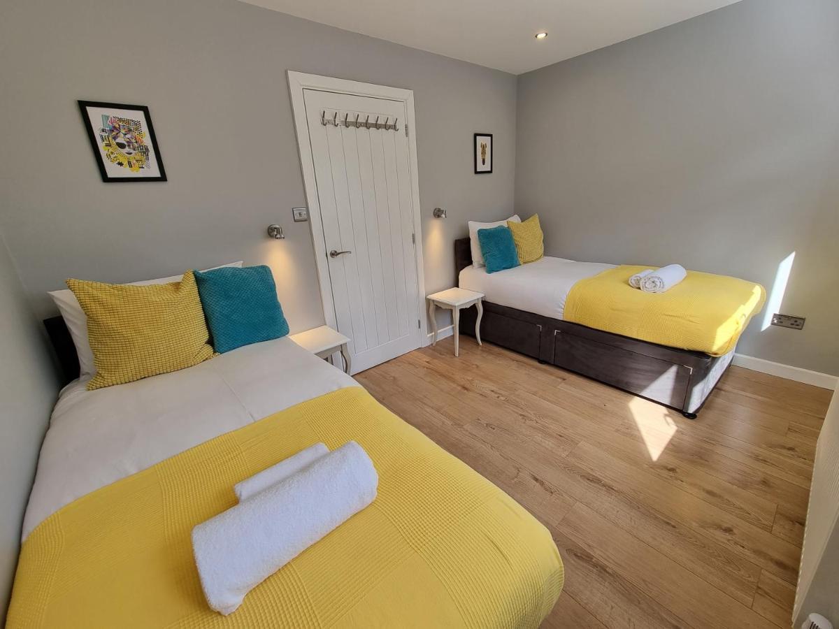 Crown Meadow - 4 Bedroom House - Heathrow - Excellentstays Colnbrook Eksteriør bilde
