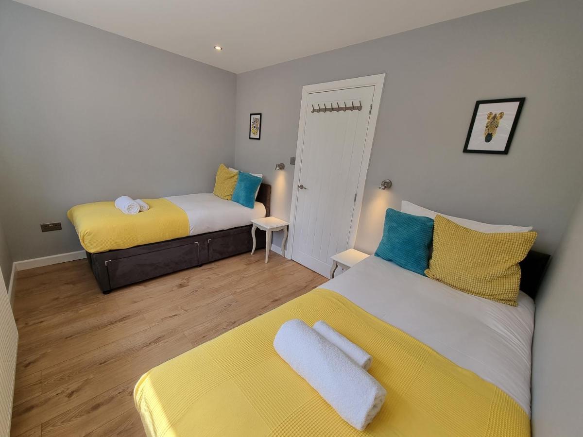 Crown Meadow - 4 Bedroom House - Heathrow - Excellentstays Colnbrook Eksteriør bilde