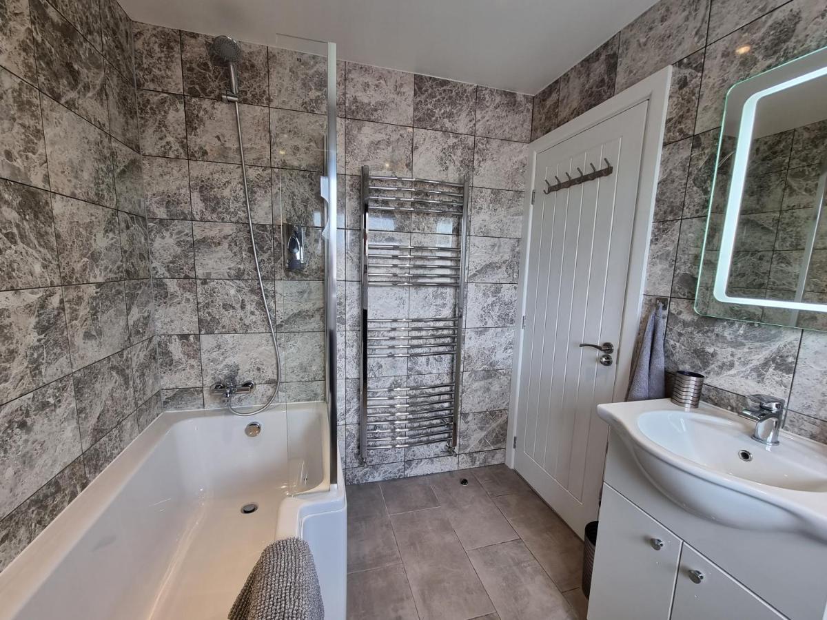 Crown Meadow - 4 Bedroom House - Heathrow - Excellentstays Colnbrook Eksteriør bilde