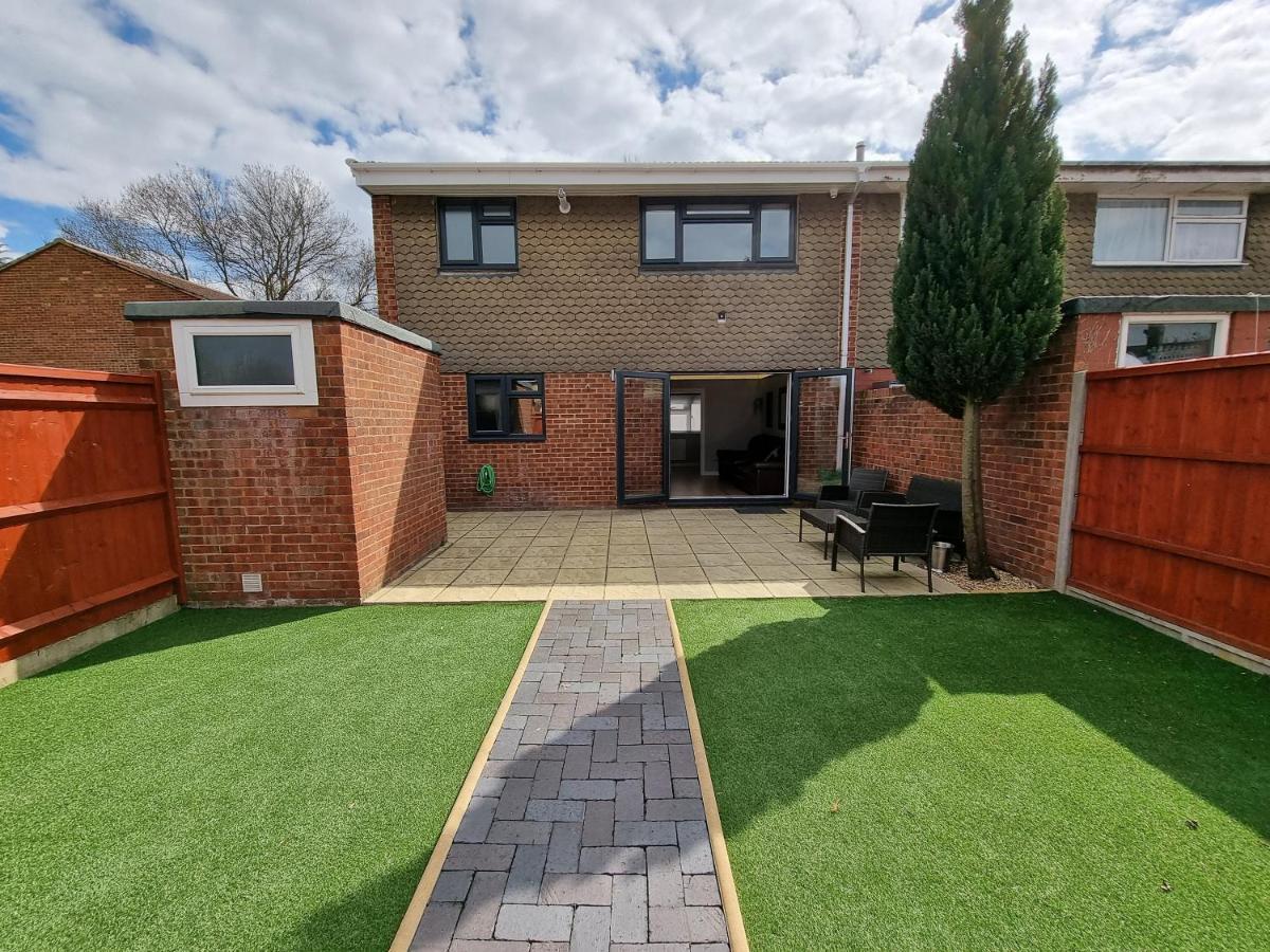 Crown Meadow - 4 Bedroom House - Heathrow - Excellentstays Colnbrook Eksteriør bilde