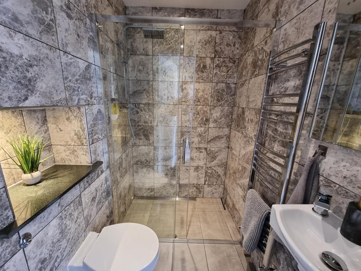 Crown Meadow - 4 Bedroom House - Heathrow - Excellentstays Colnbrook Eksteriør bilde