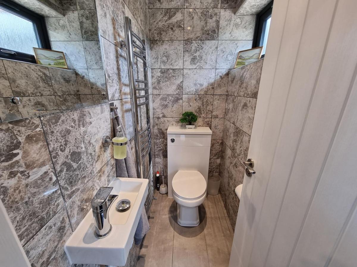 Crown Meadow - 4 Bedroom House - Heathrow - Excellentstays Colnbrook Eksteriør bilde