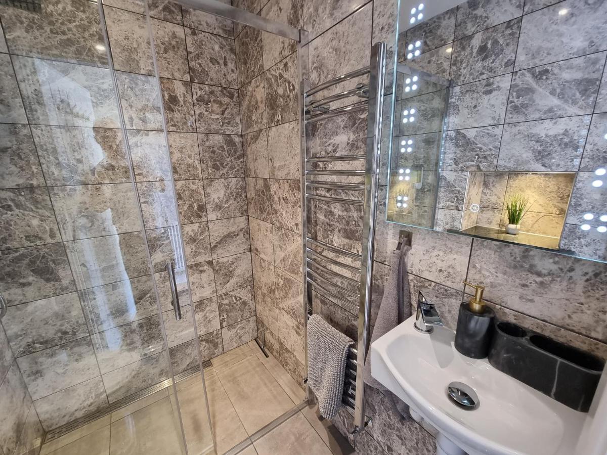 Crown Meadow - 4 Bedroom House - Heathrow - Excellentstays Colnbrook Eksteriør bilde
